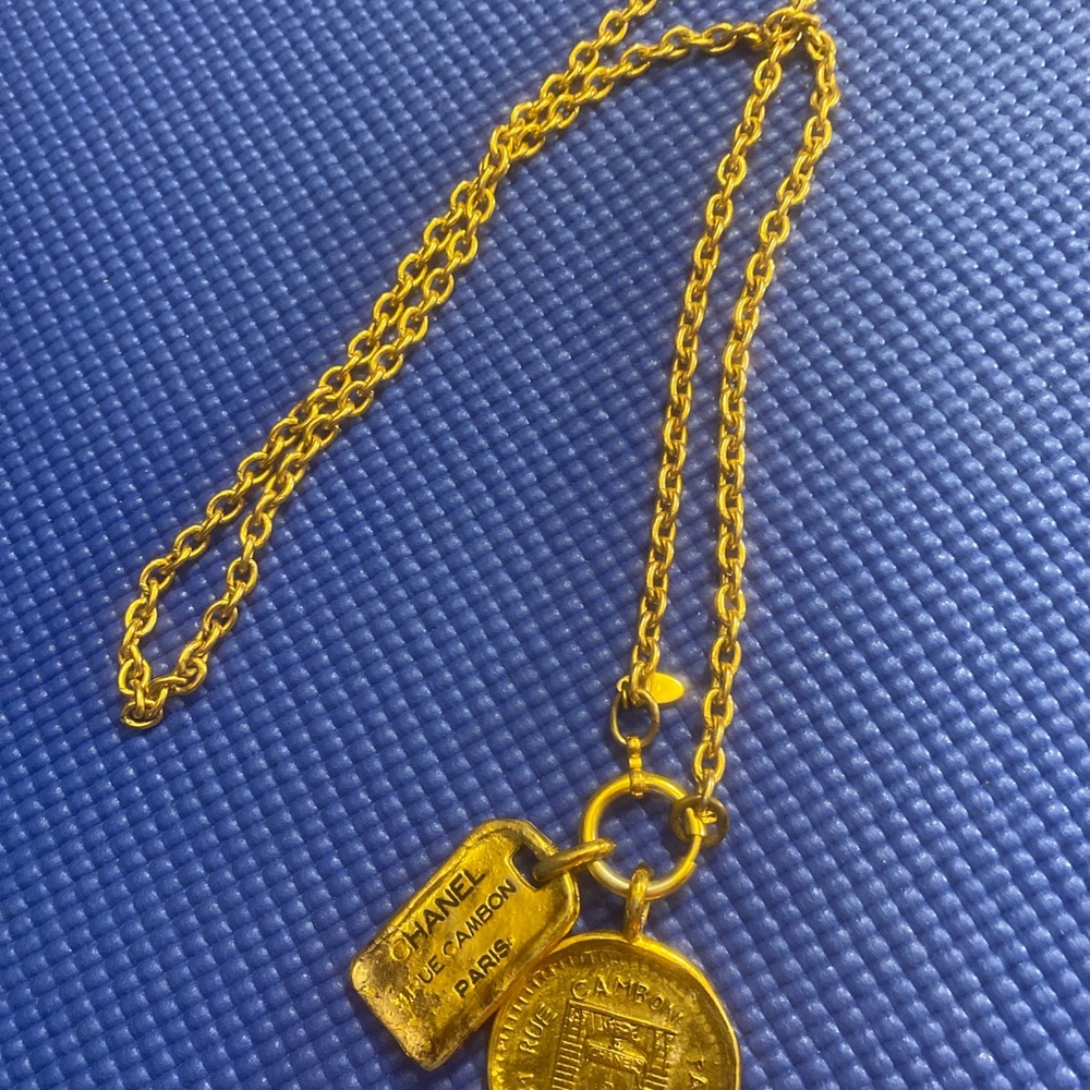 Vintage CHANEL 31 Rue Cambon Multi-Charm Medallion Pendant Necklace Gold - Picture 4 of 10